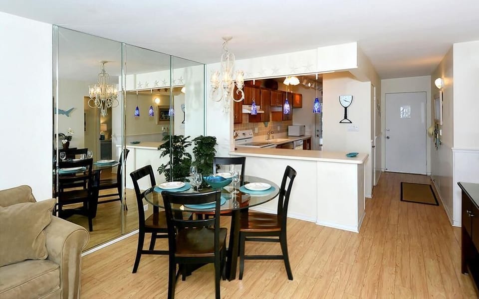 Dining area to kitchen