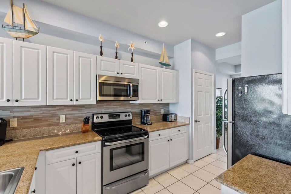 Fully Stocked Kitchen with all the Amenities! Perfect for Home Cooked Meals!