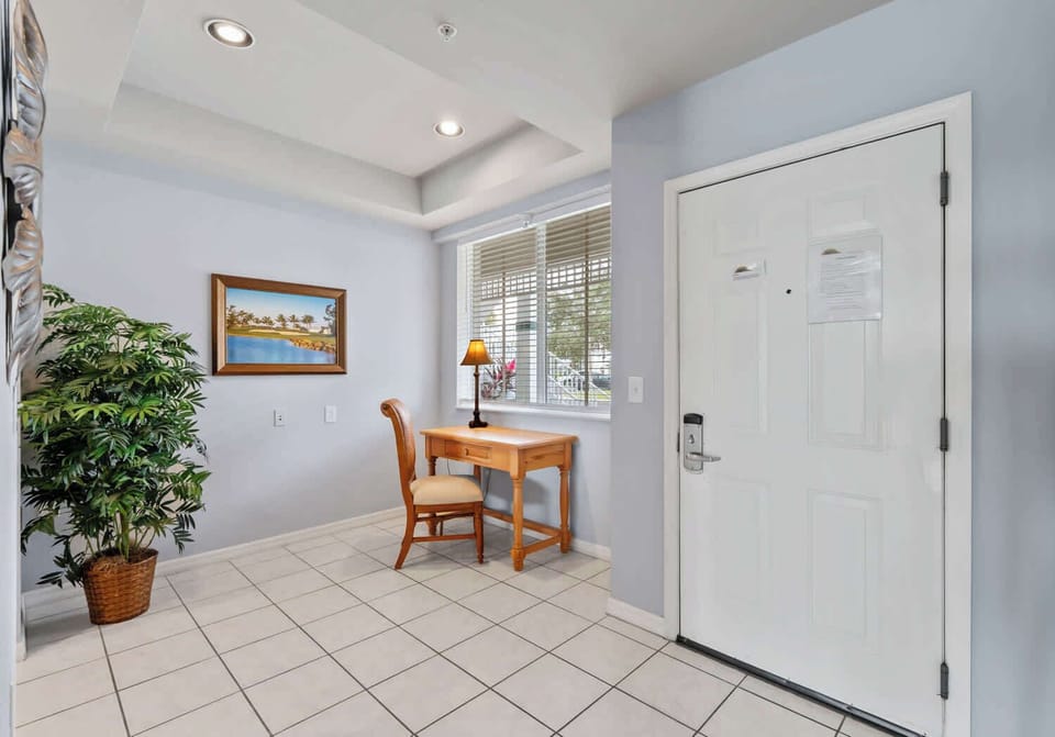Private Desk/Nook When You First Walk In! Free WiFi!