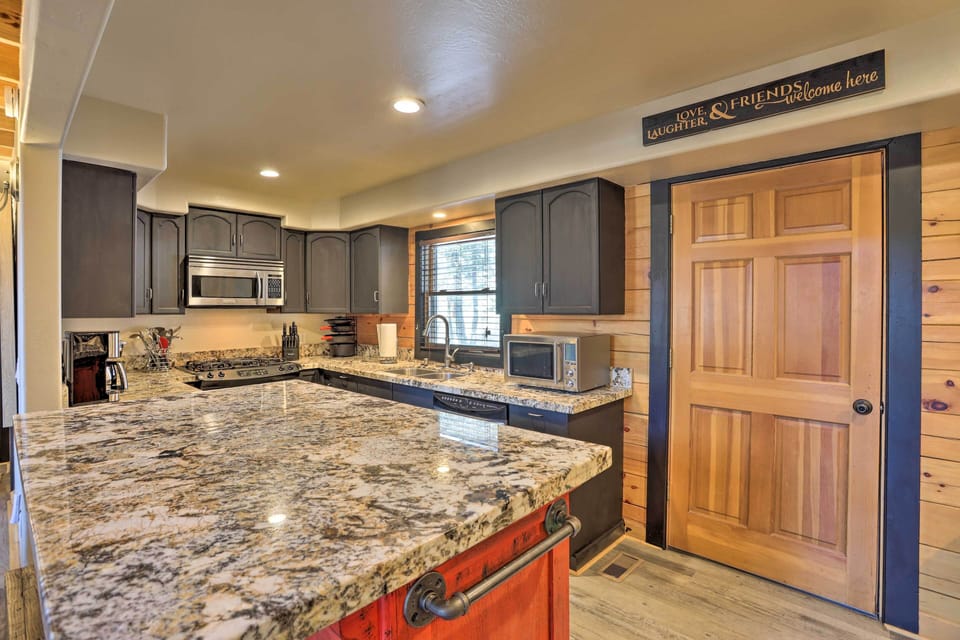 Kitchen | Fully Equipped | Stainless Steel Appliances | Main Level