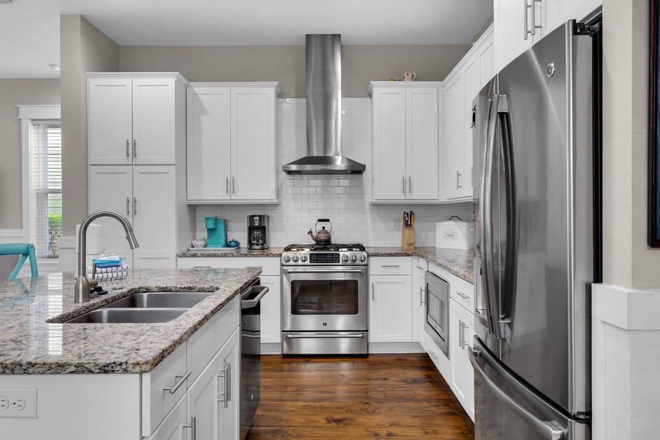 Well appointed kitchen with stainless steel appliances, and granite countertops!