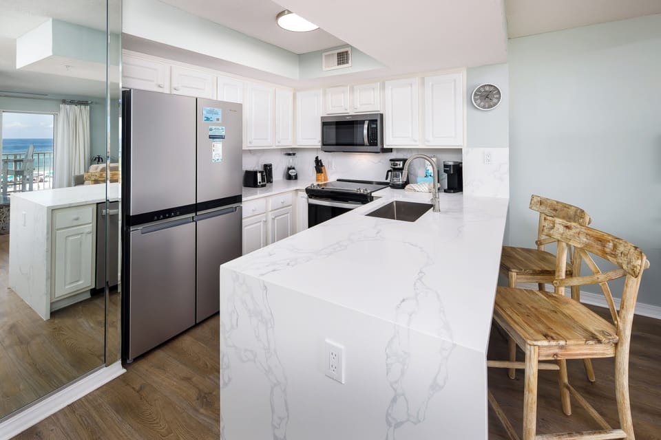 Kitchen Island - Additional seating available at the kitchen island