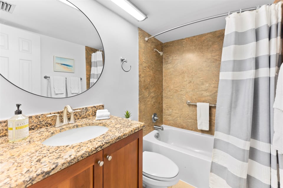 Master ensuite with tub/shower