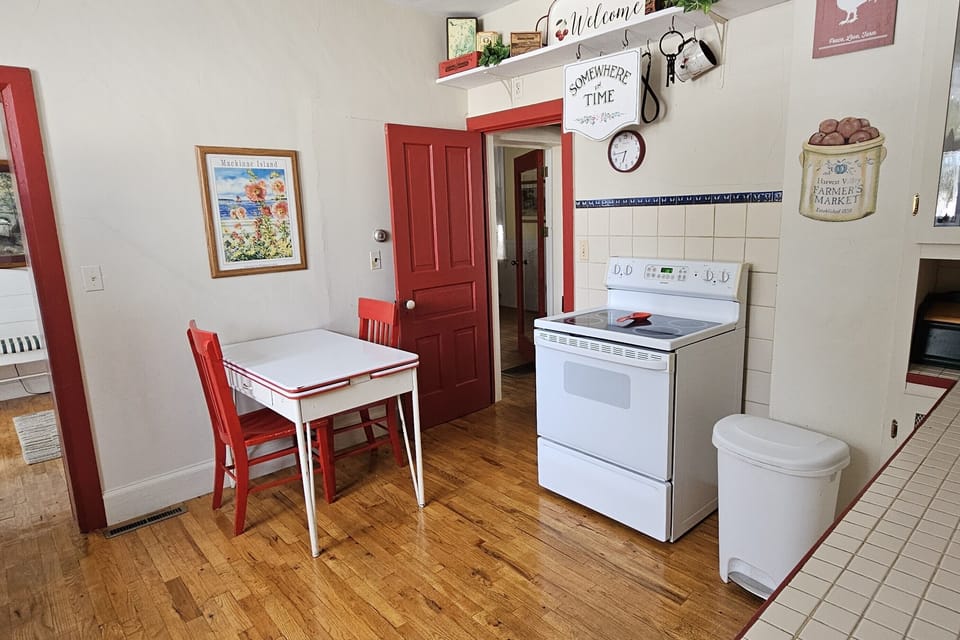 Kitchen with small table - Kitchen with small table