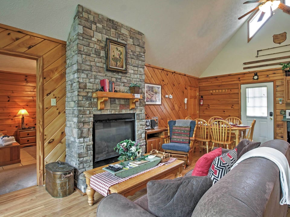 Great Room | Queen Sleeper Sofa | Free WiFi | Gas Fireplace | Cable TV