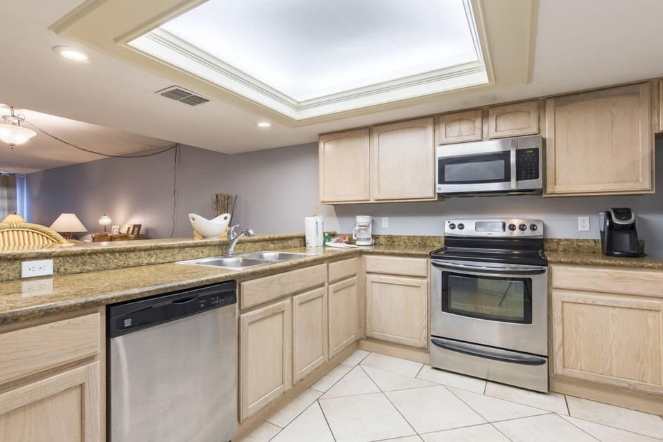 We understand that the kitchen is not where you want to spend most of your time on vacation. That's why we've equipped it with everything you need, ensuring you can savor more moments of relaxation and bliss on the beach. 