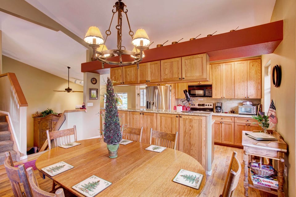Dining Area | 6-Person Dining Table