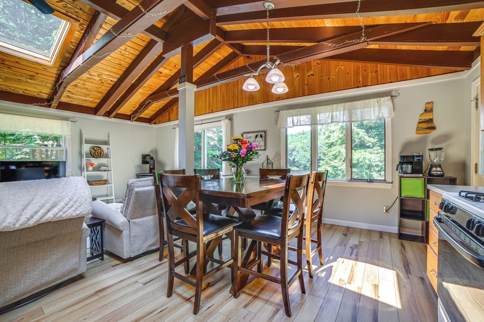 Dining Area | Open Floor Plan | Free WiFi