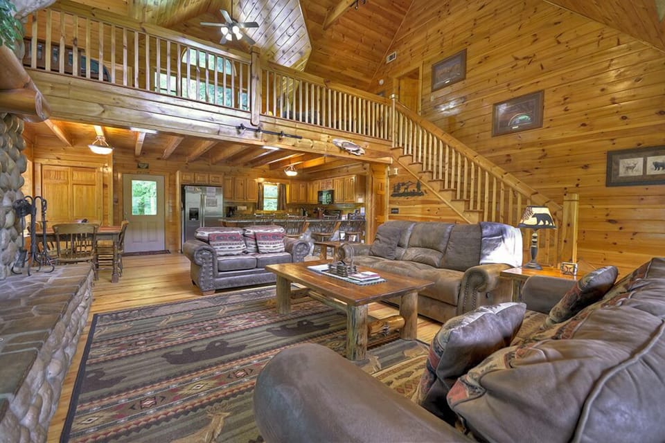 Hunter's Lodge - Living Area With Loft