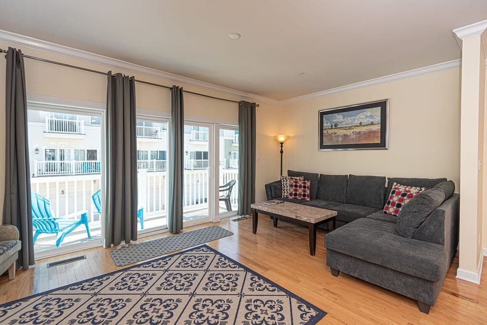 LIVING-AREA-112B-BROAD-MARSH-OCEAN-CITY