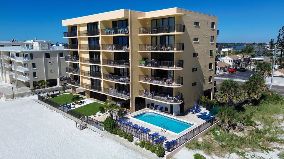 The Trillium - Beachfront on Madeira Beach