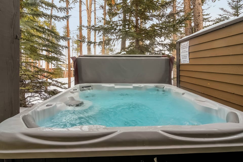Enjoy our BIG BRAND NEW Hot Tub! Private Wooded Views