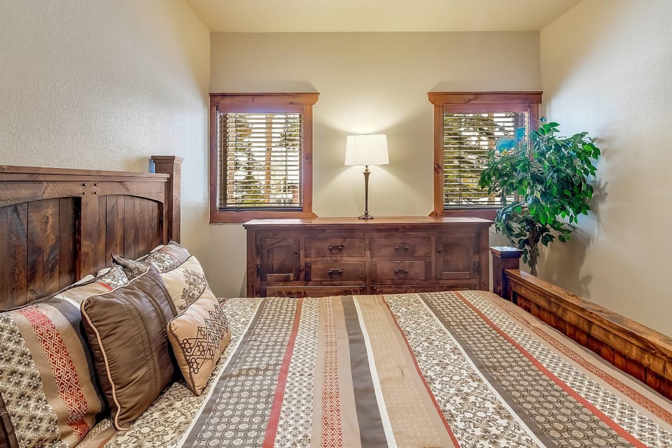The tranquil queen bedroom.