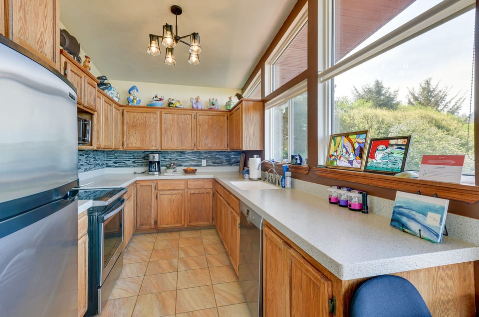 Kitchen | Dishware/Flatware | Stove/Oven | Dishwasher | Refrigerator