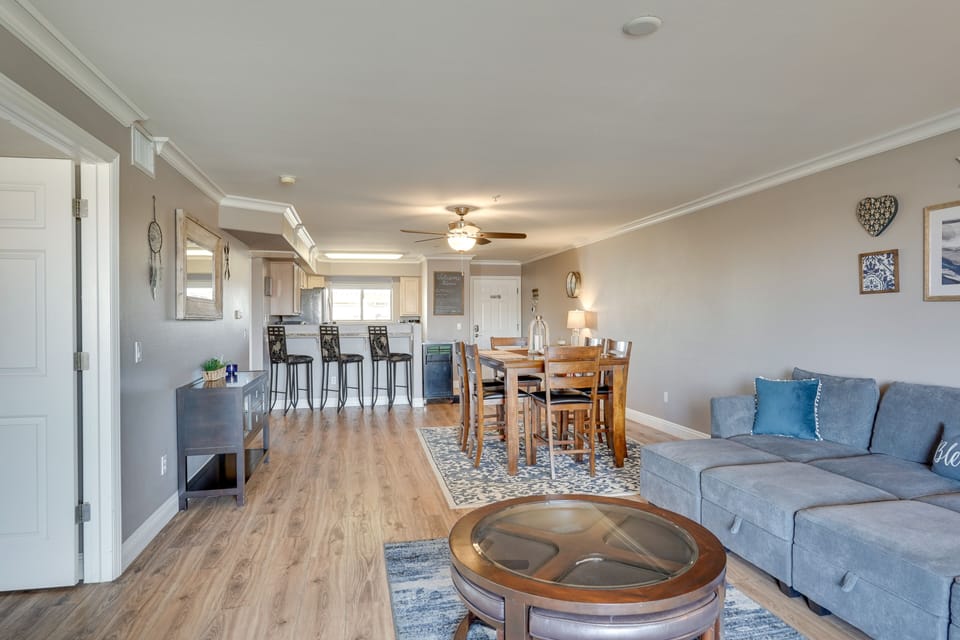 Living Room | Flat-Screen Cable TV | Central A/C & Heating