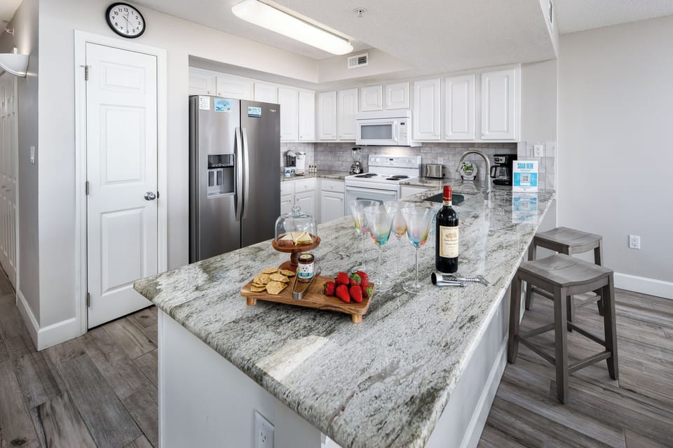 Kitchen - Additional seating at the kitchen island