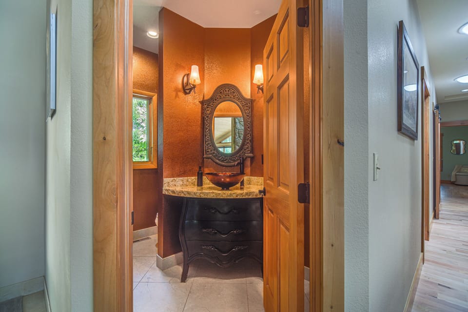 Half Bathroom | Towels Provided