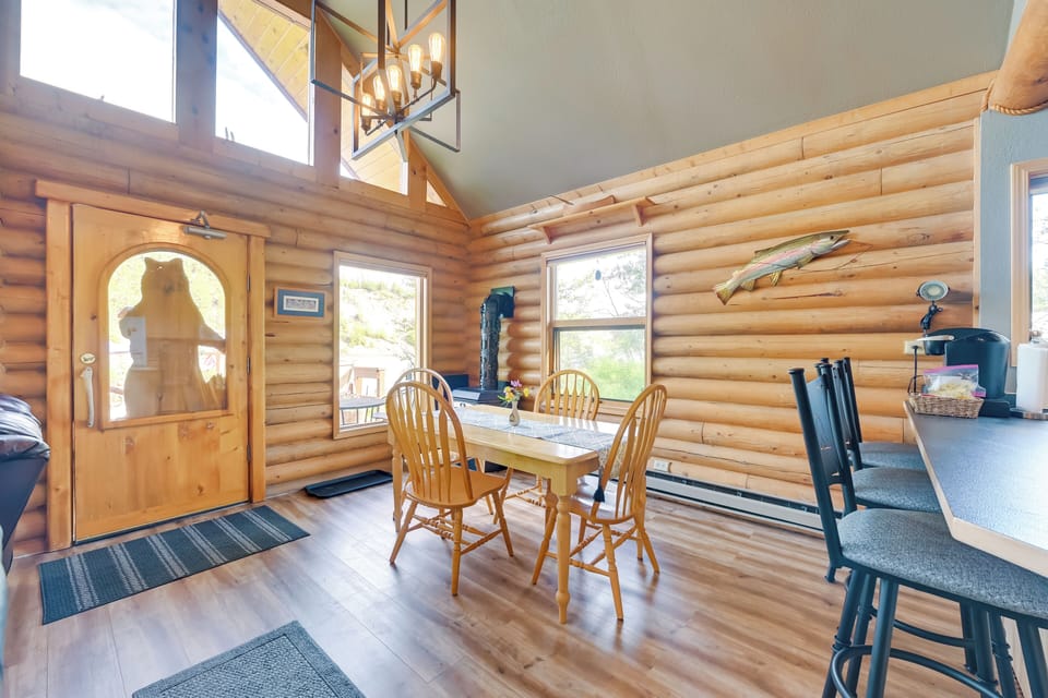 Dining Area | Dishes & Flatware Provided