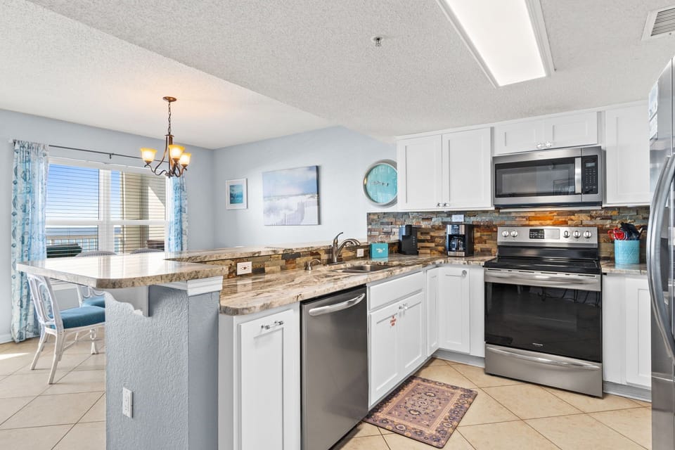 Kitchen - Full service kitchen with granite countertops and stainless steel appliances