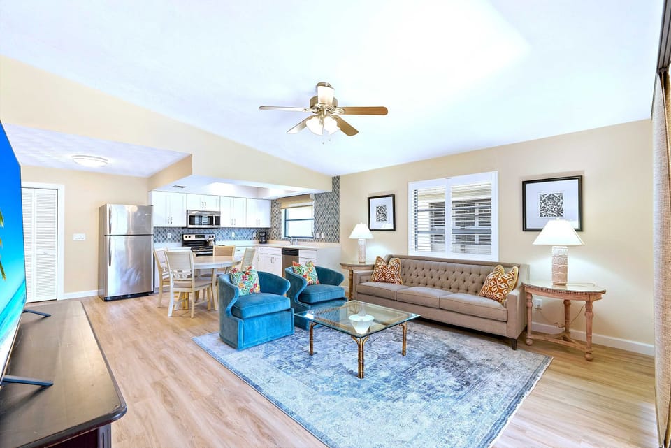 Beautiful, Cozy Living Room with Flat Screen HDTV and Fan; Private Entrance to Pool Area! 