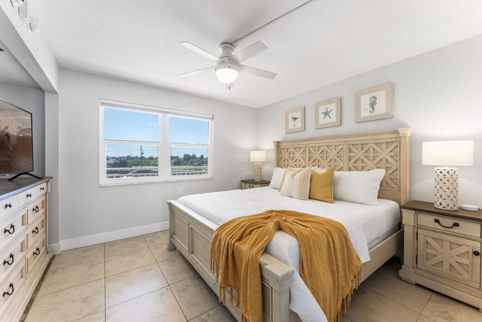 Guest bbedroom:Plush king bed & TV