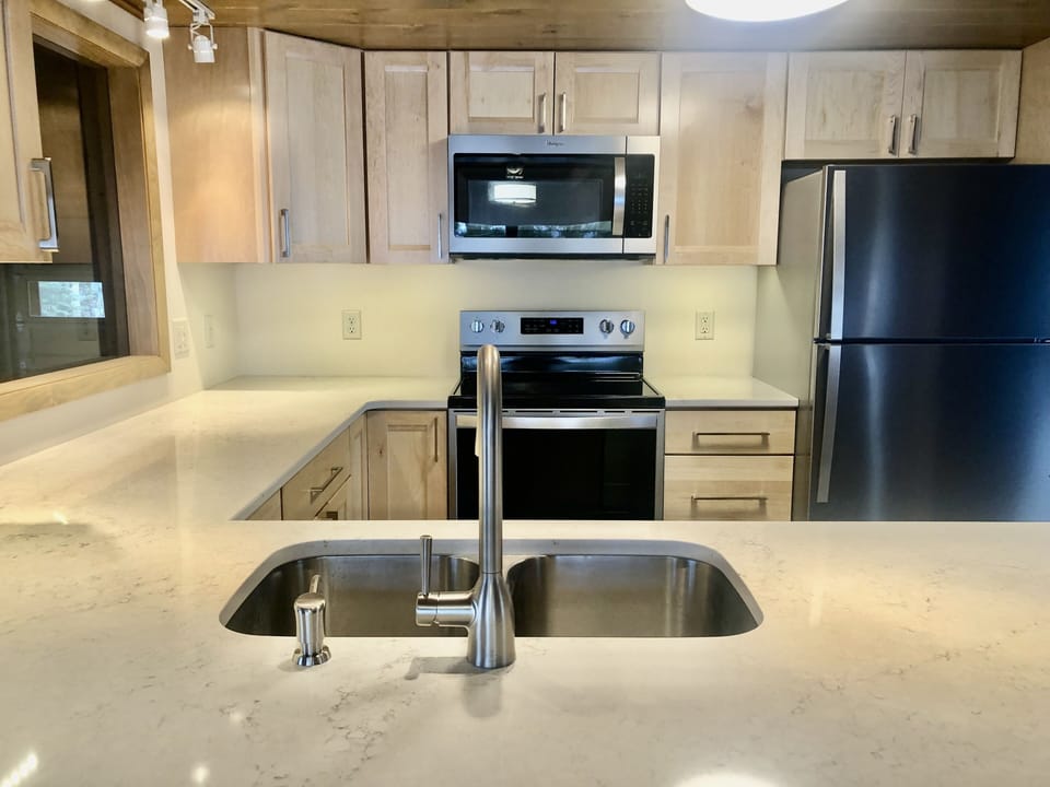 Updated kitchen. - Updated kitchen.