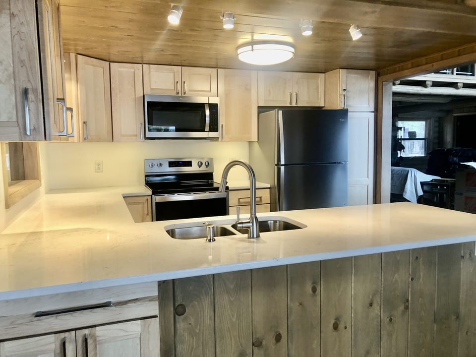 Updated kitchen. - Updated kitchen.