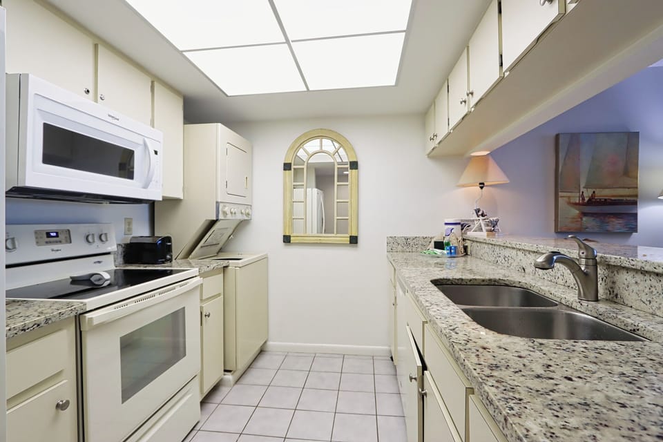 Kitchen with washer/dryer