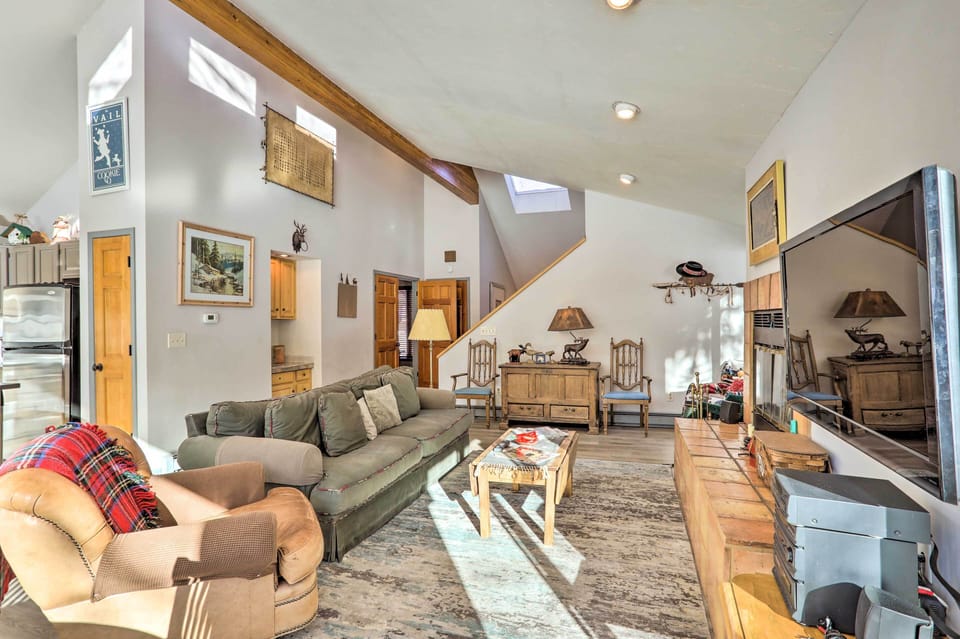 Living Area | Free WiFi | Flat-Screen TV