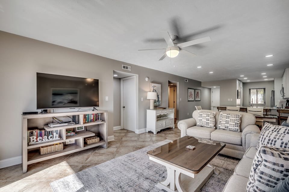 Living room with TV and plenty of seating