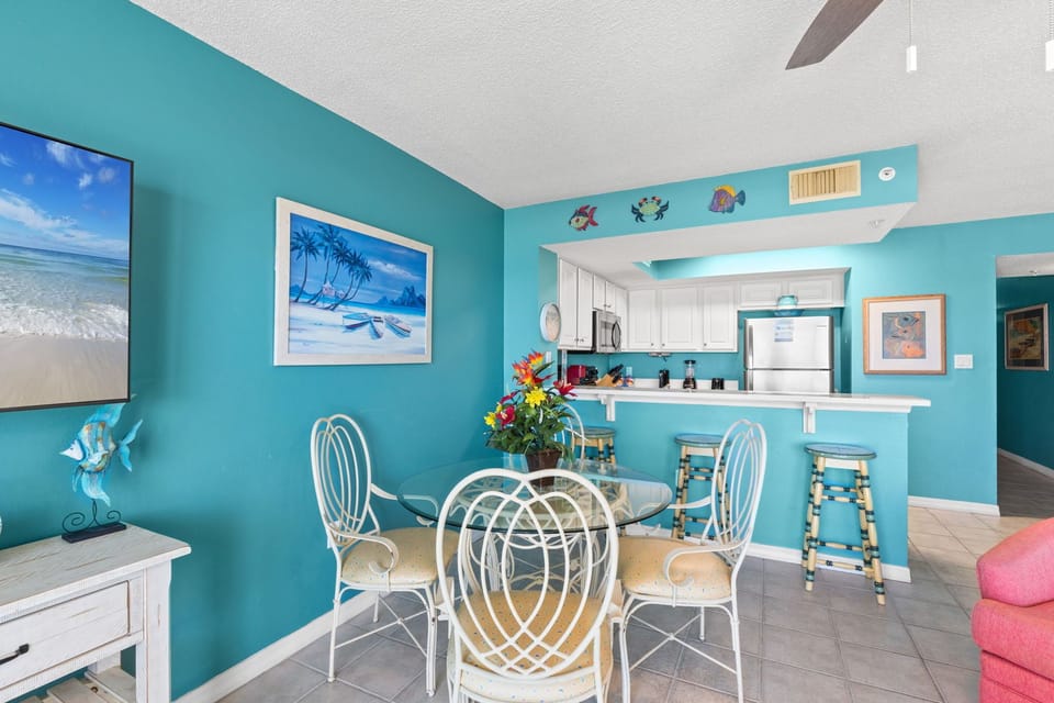 Dining Area - Beachy themed dining area - table that seats 4 plus 3 bar stools