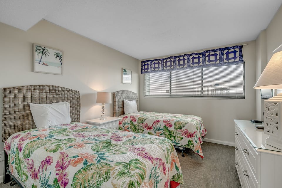 Guest bedroom 2 with two twin beds