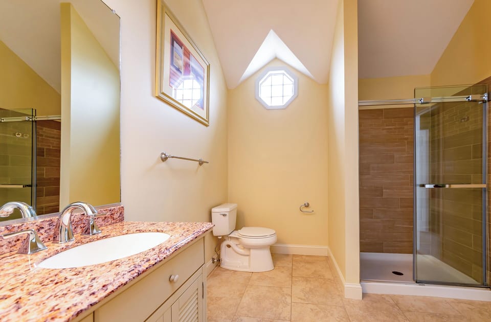 Upper Level En-Suite