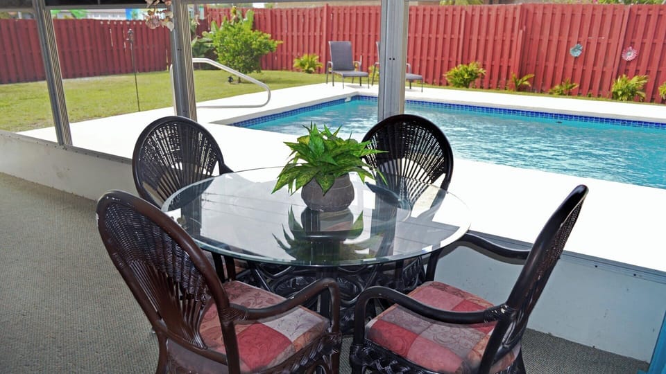 Dine on the Lanai with Beautiful View of Pool