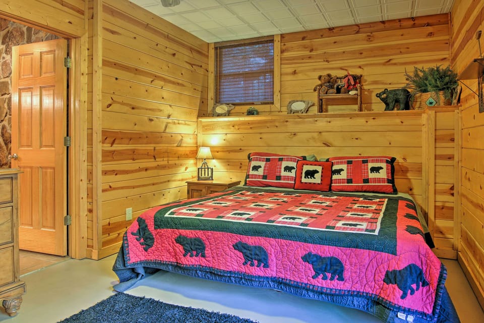 Bedroom 5 | King Bed | Linens Provided | Ground Floor