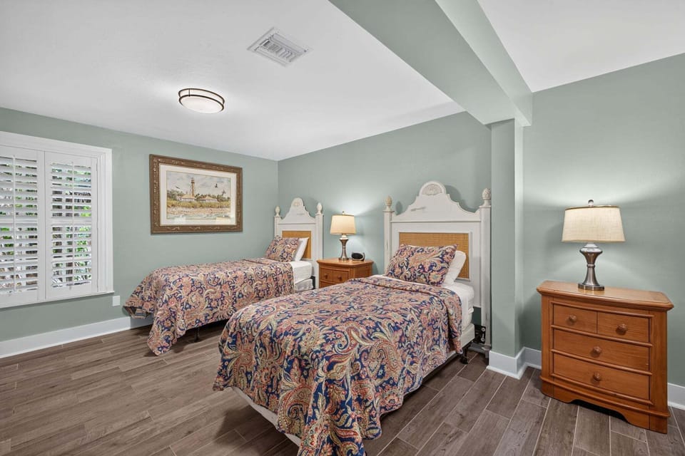 Main house guest bedroom