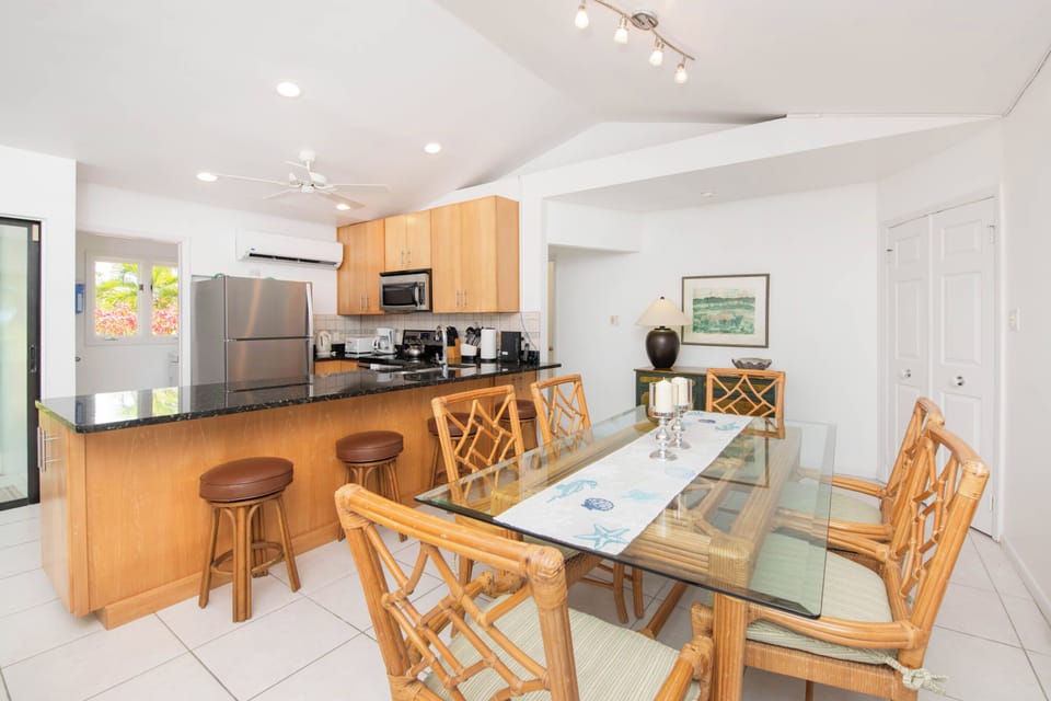 Formal dining area with seating for 6.