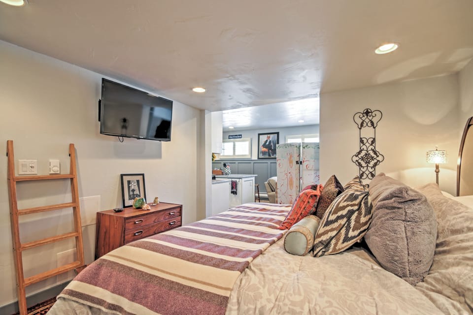 Bedroom | Cable TV