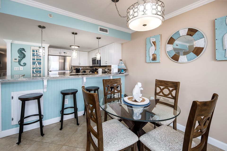 Additional seating at the bar - Dining area & kitchen view.
