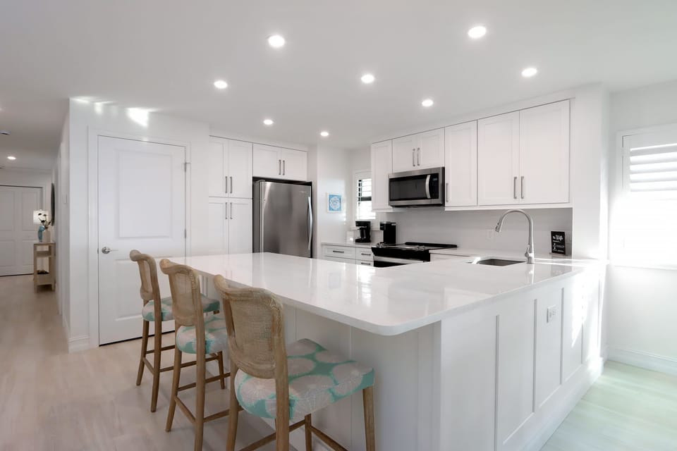 Kitchen with breakfast bar