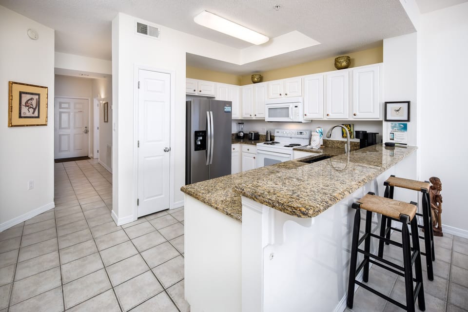 Kitchen breakfast bar - With additional seating