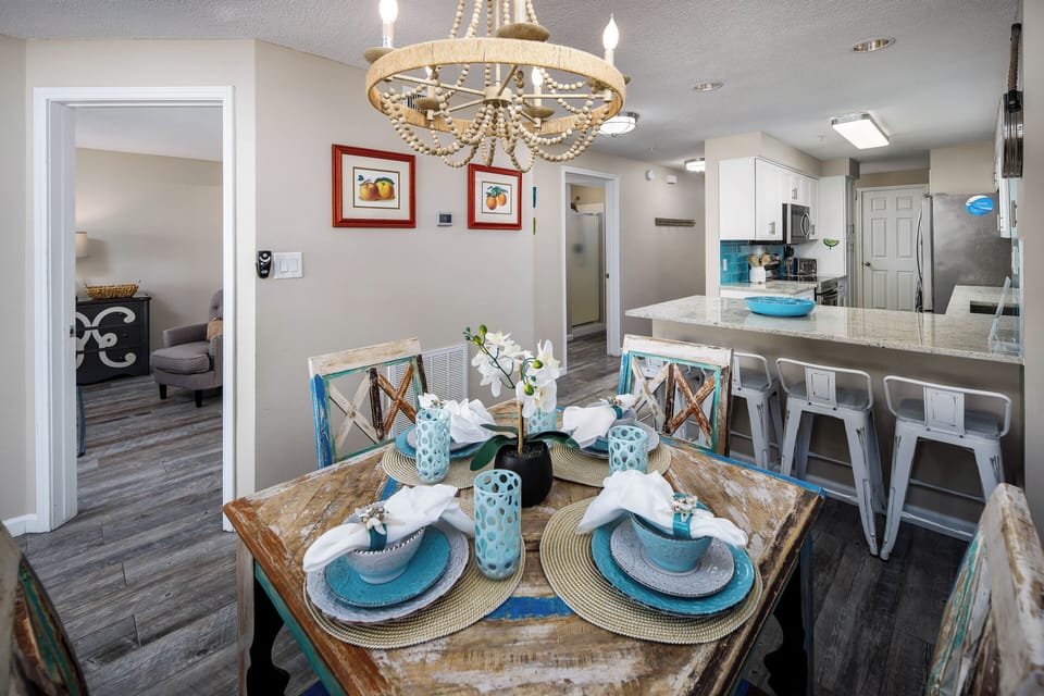Dining Area - The dining room table sits 4 but there are more seats available at the kitchen island