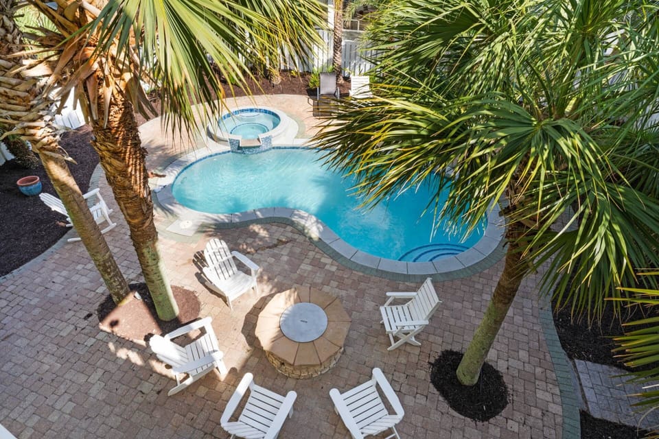 Private *heated pool, hot tub and fire pit!