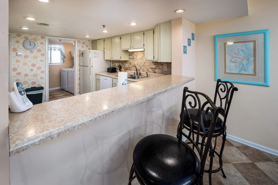 Breakfast Bar - Additional seating at the breakfast bar.