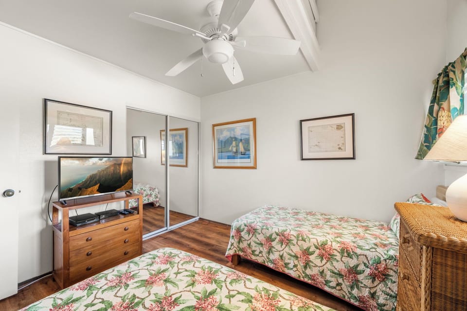 Downstairs Bedroom-Queen and Twin