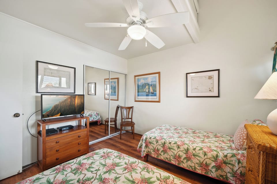 Downstairs Twin Bedroom - NO AC