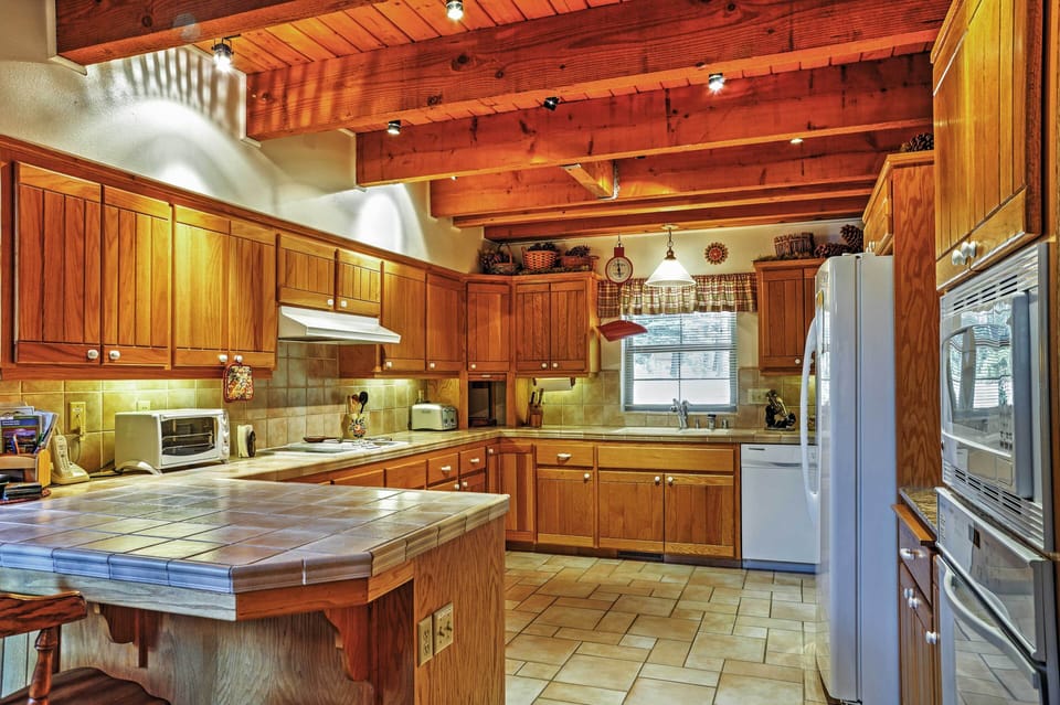 Fully Equipped Kitchen | Toaster Oven | Full Knife Set