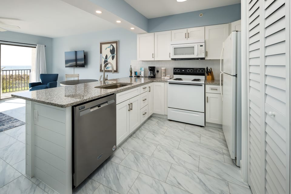 Kitchen - Spacious kitchen