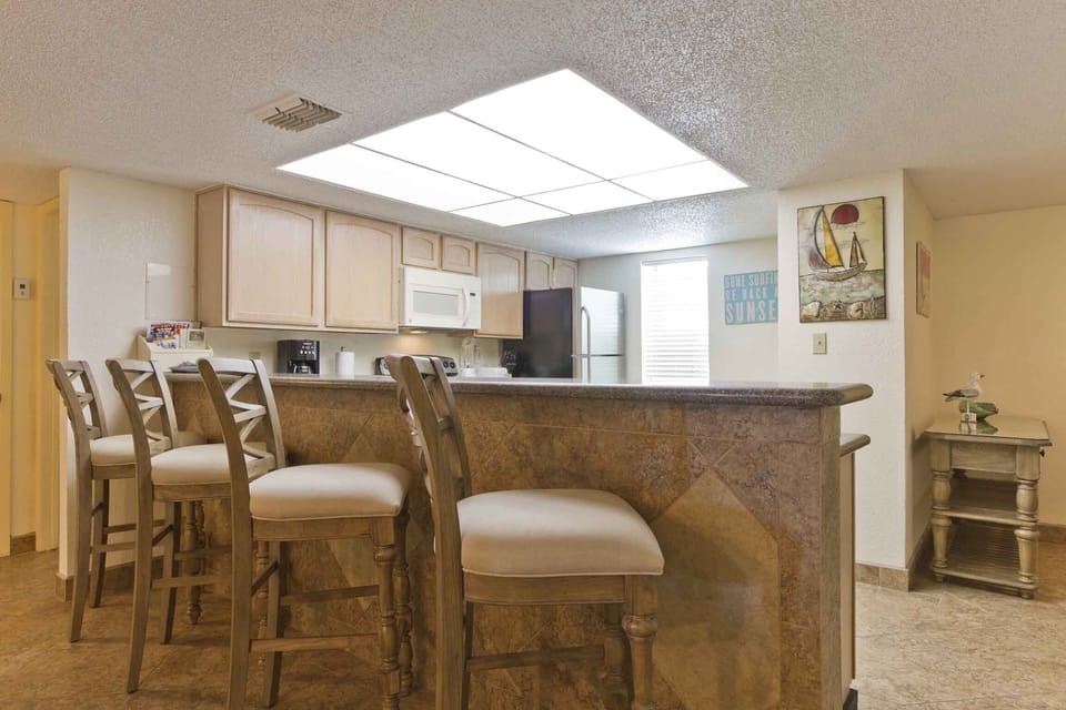 With 4 extra seats at the kitchen's breakfast bar, you'll be able to entertain while cooking up a storm.