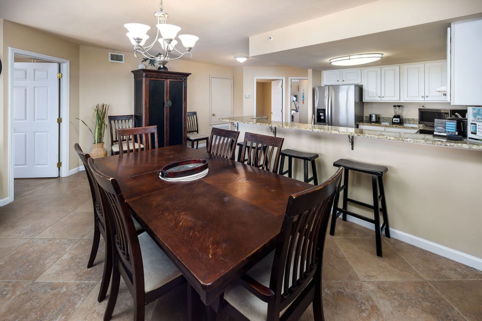 Dining area - Serve a meal with ease for this table for 6!